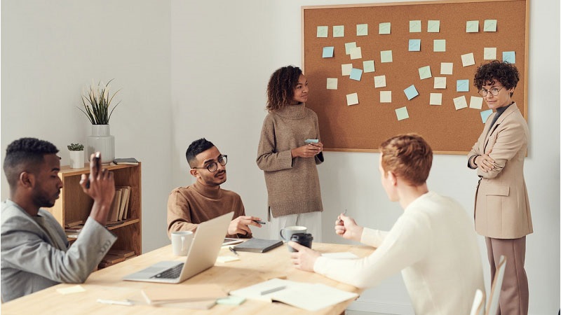 34 chefs d'équipe et chefs d'entreprise partagent leurs meilleures stratégies pour améliorer la collaboration d'équipe sur le lieu de travail