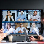 zakelijke bijeenkomst en een videoconferentie